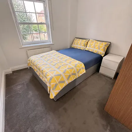 Double Bedroom In Clapham Лондон Экстерьер фото